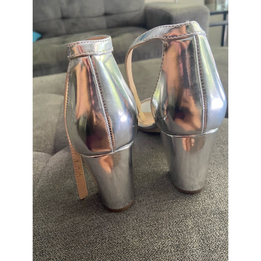 Silver Heels - Picture 3 of 6